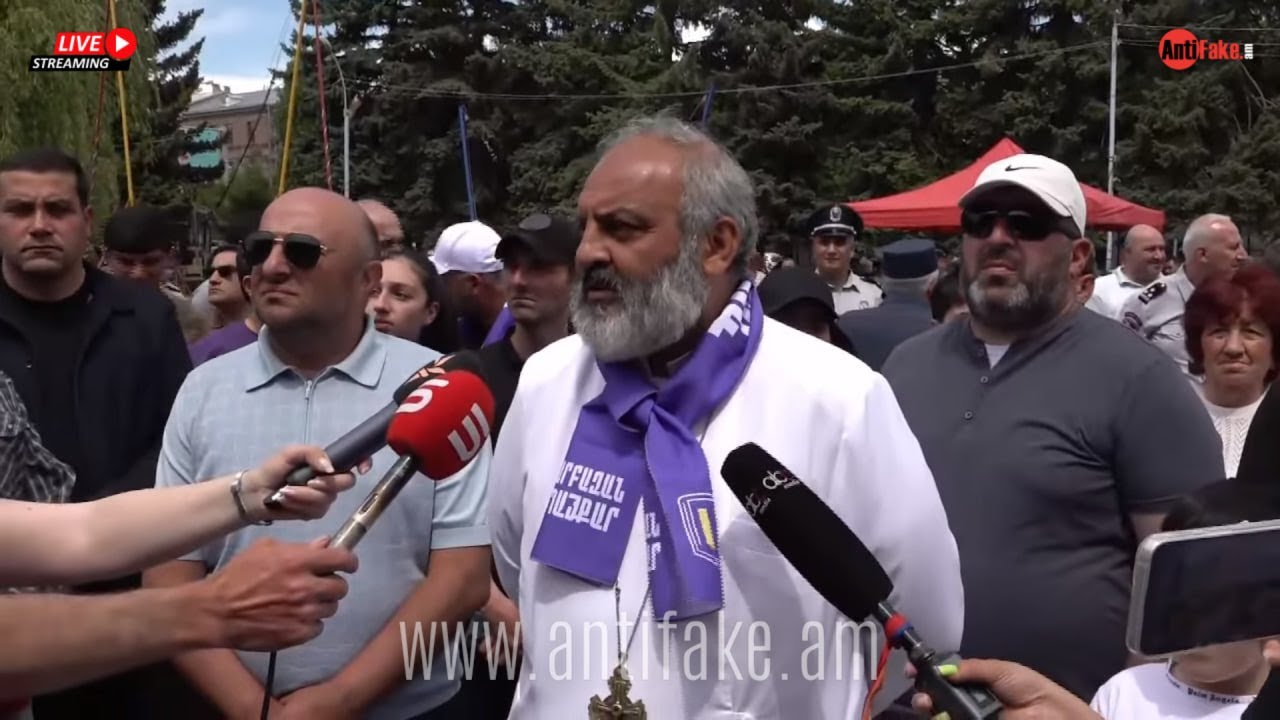 Գյումրիում զուգահեռ իրականություններ՝ ի նշան սրբազանին աջակցության