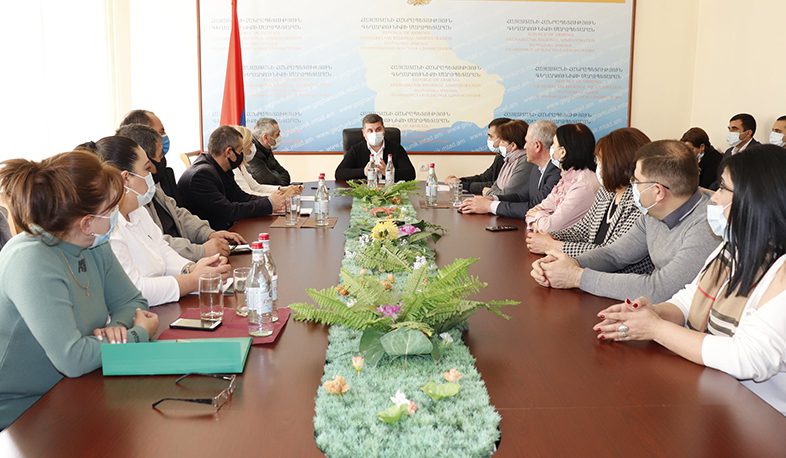 Գեղարքունիքի մարզպետը դպրոցի տնօրեններին և զինղեկներին տարել է սահման՝ «ամրաշինական աշխատանքներ» ցուցադրելու համար