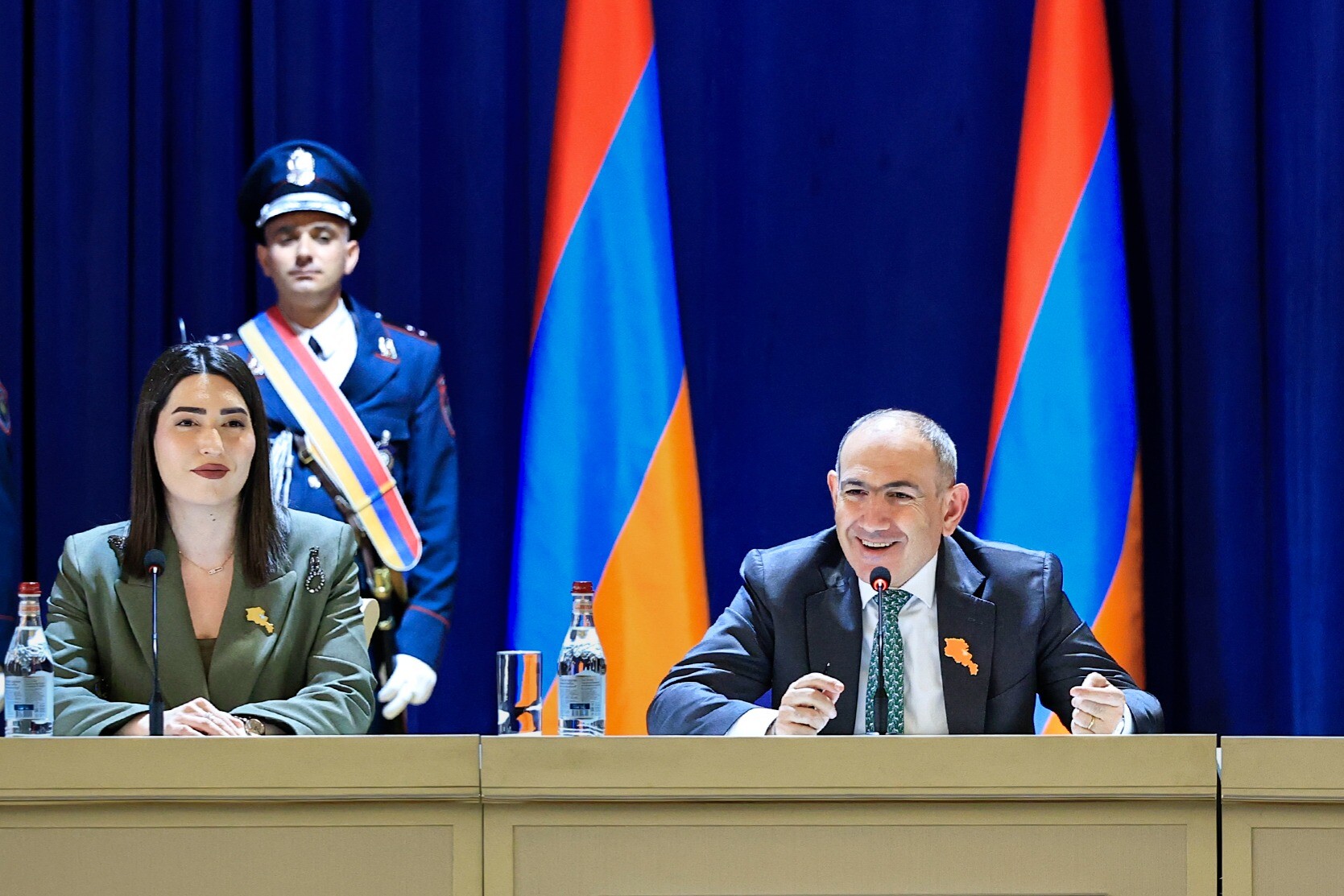 Փաշինյանը հայտարարում է, որ պայքարում է «եռագլուխ մաֆիայի» դեմ, իսկ դատավորները հումորով են ընդունում նրա սպառնալիքները