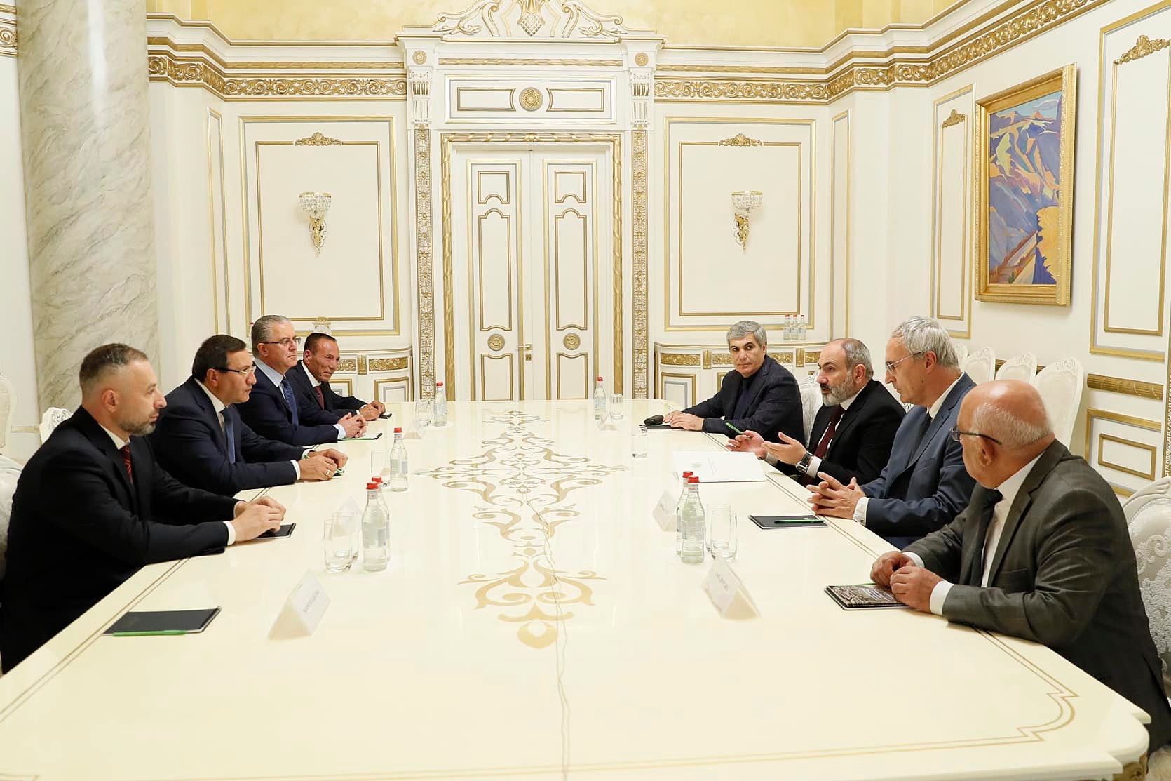 Փաշինյանը կառավարության նիստում հայտնում է, որ ռուսական շուկան հայկական արտահանման համար փակ է, եւ խորհուրդ է տալիս հարմարվել «տասնյակ» շուկաների պահանջներին